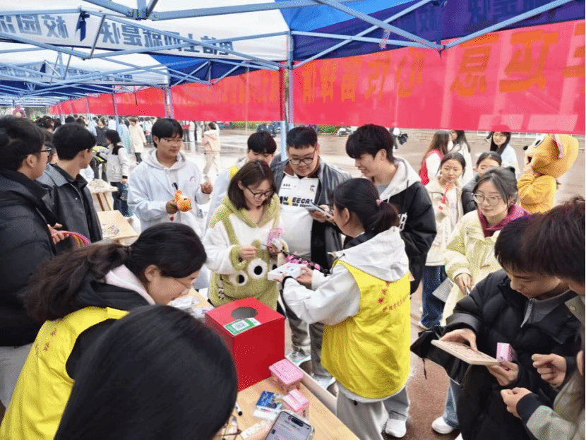 护理学院发展“三月东风润初心 雷锋心灵照我杏妆雷锋月主题教育实际系列活动